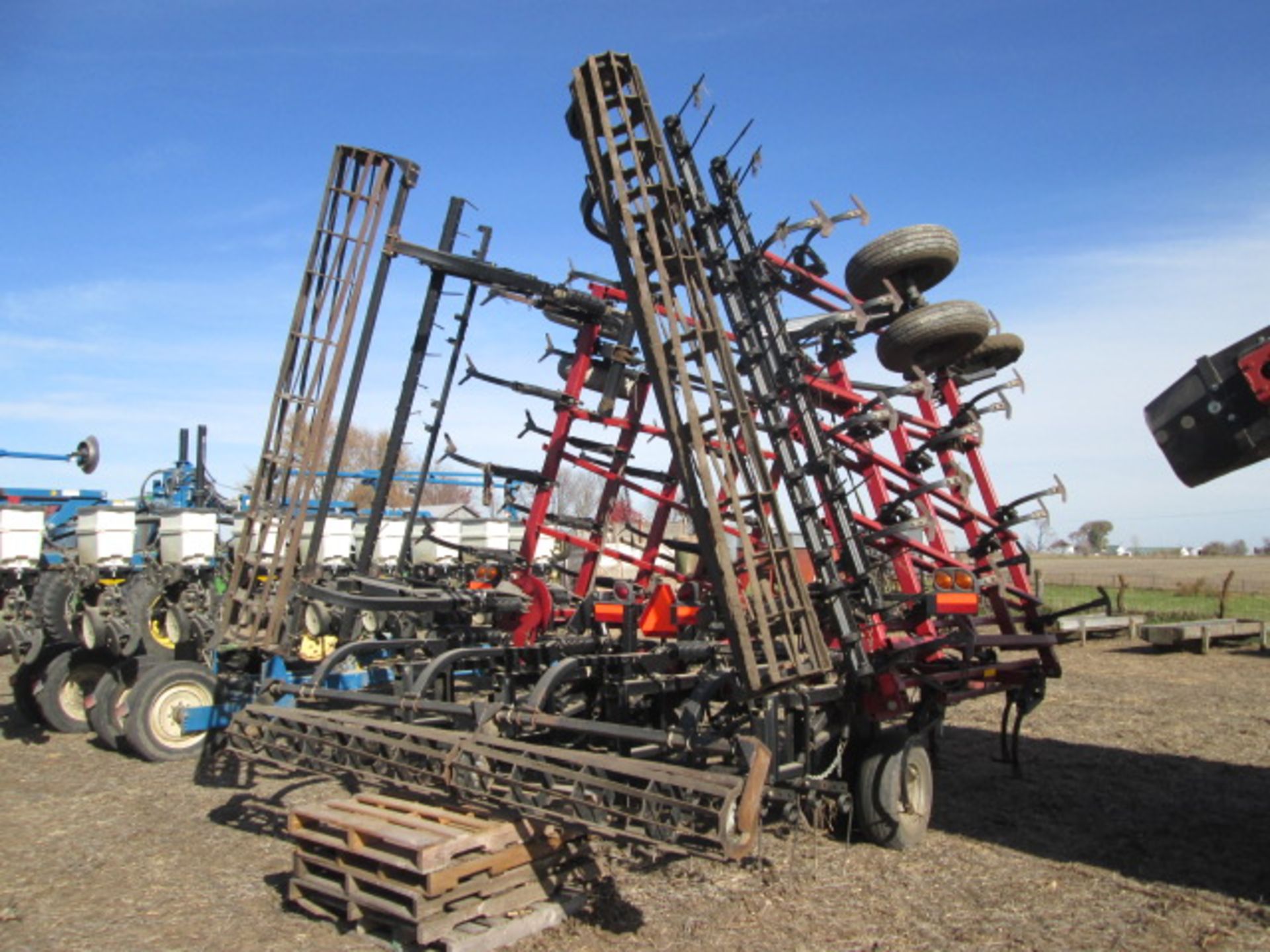 C-IH 200 FIELD CULTIVATOR, 30’,2 BAR HARROW, ROLLING BASKETS - Image 4 of 9