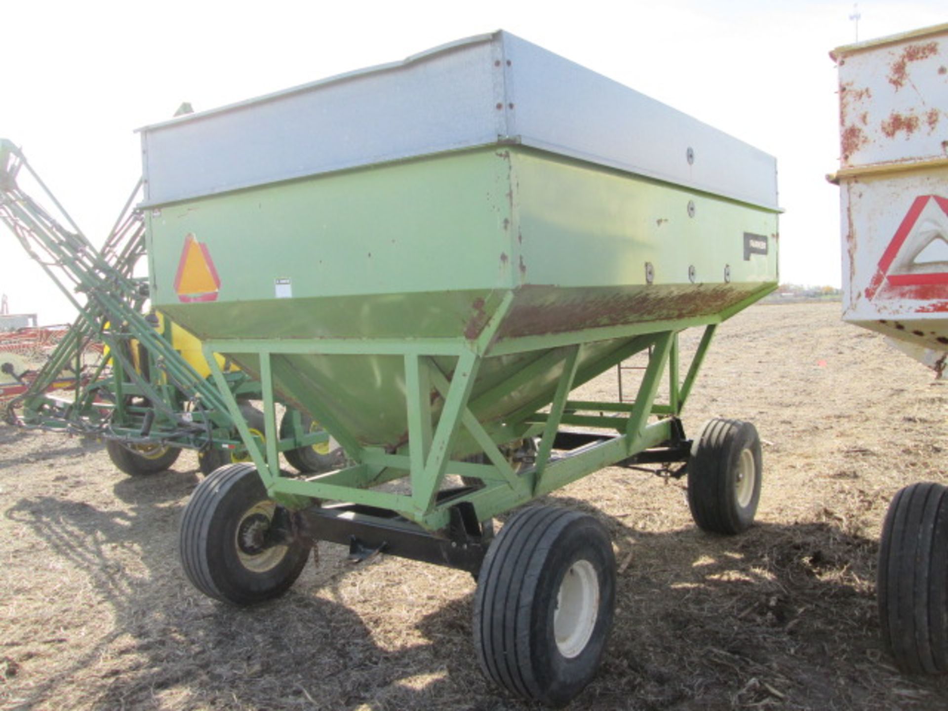 PARKER 2600 GRAVITY WAGON;NEW TIRES - Image 4 of 6