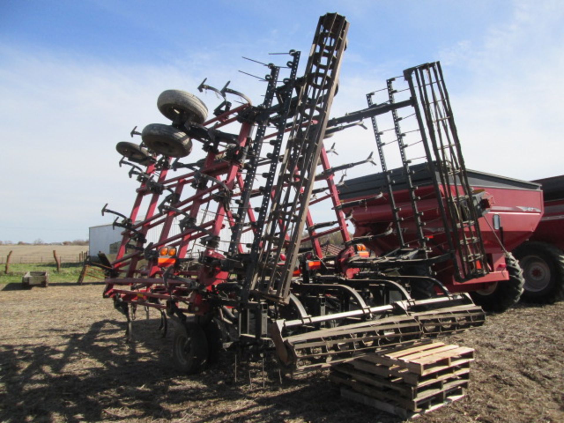 C-IH 200 FIELD CULTIVATOR, 30’,2 BAR HARROW, ROLLING BASKETS - Image 3 of 9