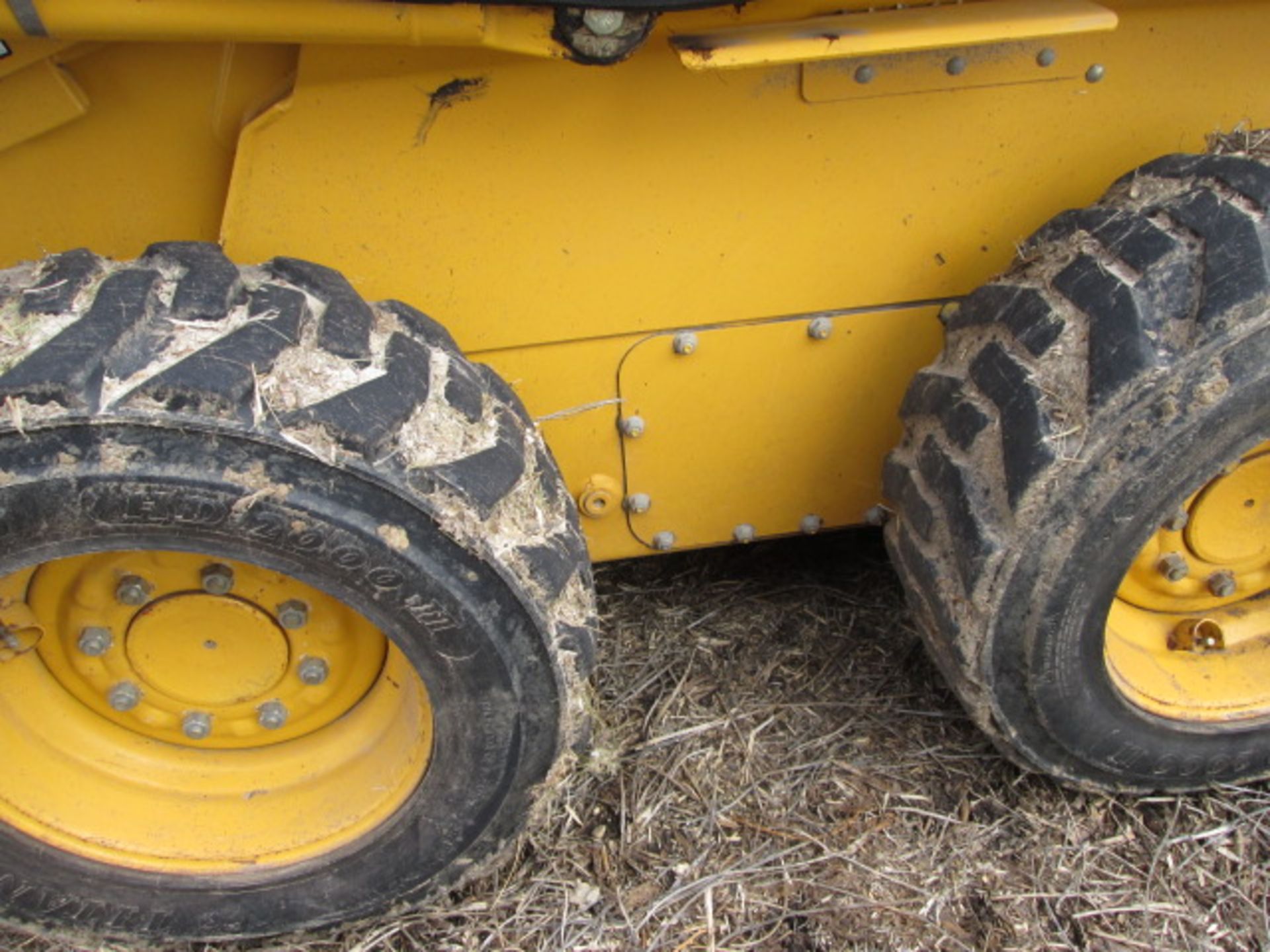 ’02 JD 240 SKID STEER, CAB, HTR, POWER TACH, 855 HRS - Image 6 of 9