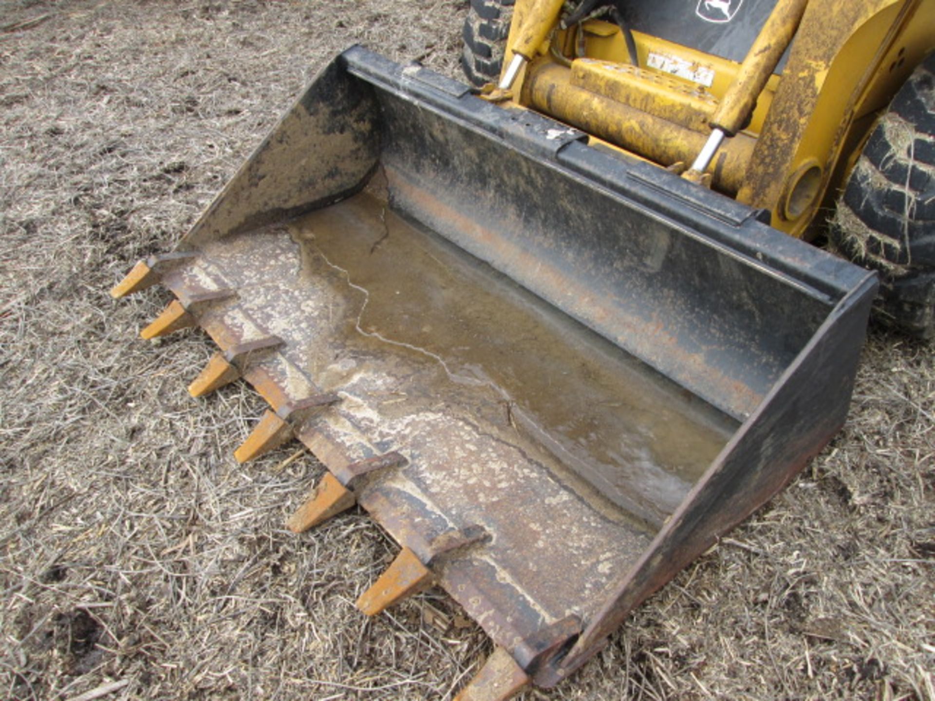 ’02 JD 240 SKID STEER, CAB, HTR, POWER TACH, 855 HRS - Image 8 of 9