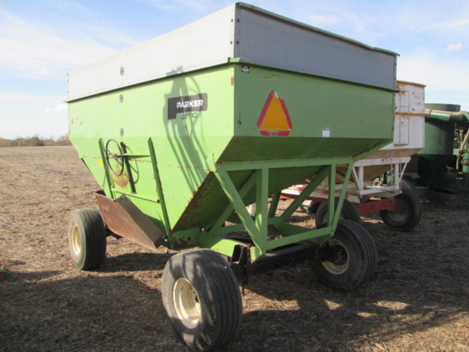 PARKER 2600 GRAVITY WAGON;NEW TIRES - Image 3 of 6