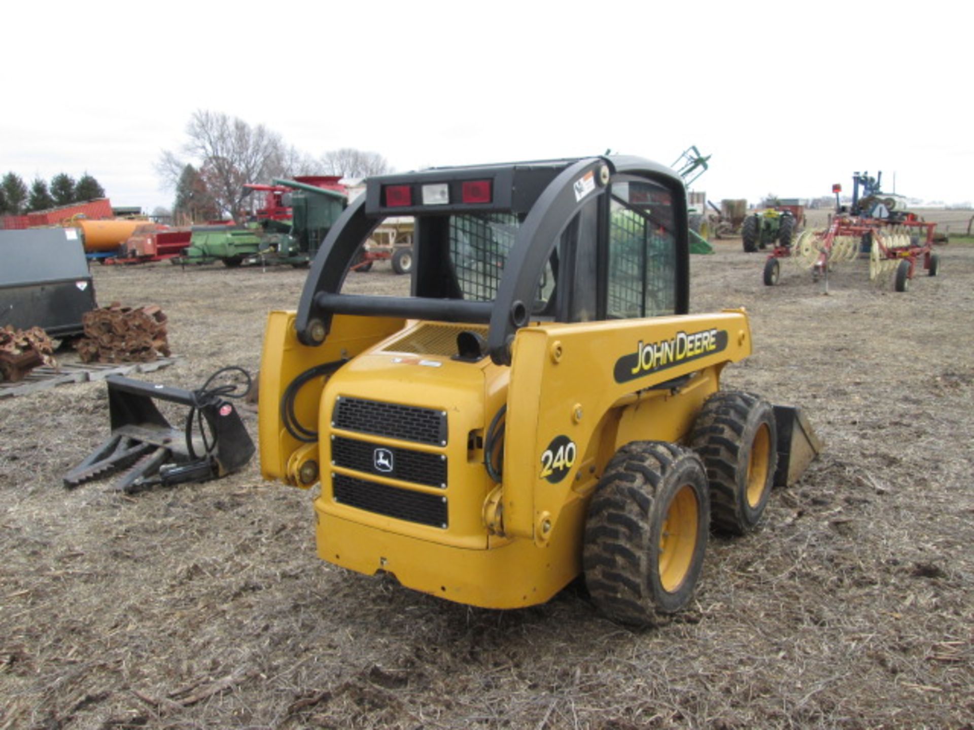 ’02 JD 240 SKID STEER, CAB, HTR, POWER TACH, 855 HRS - Image 4 of 9