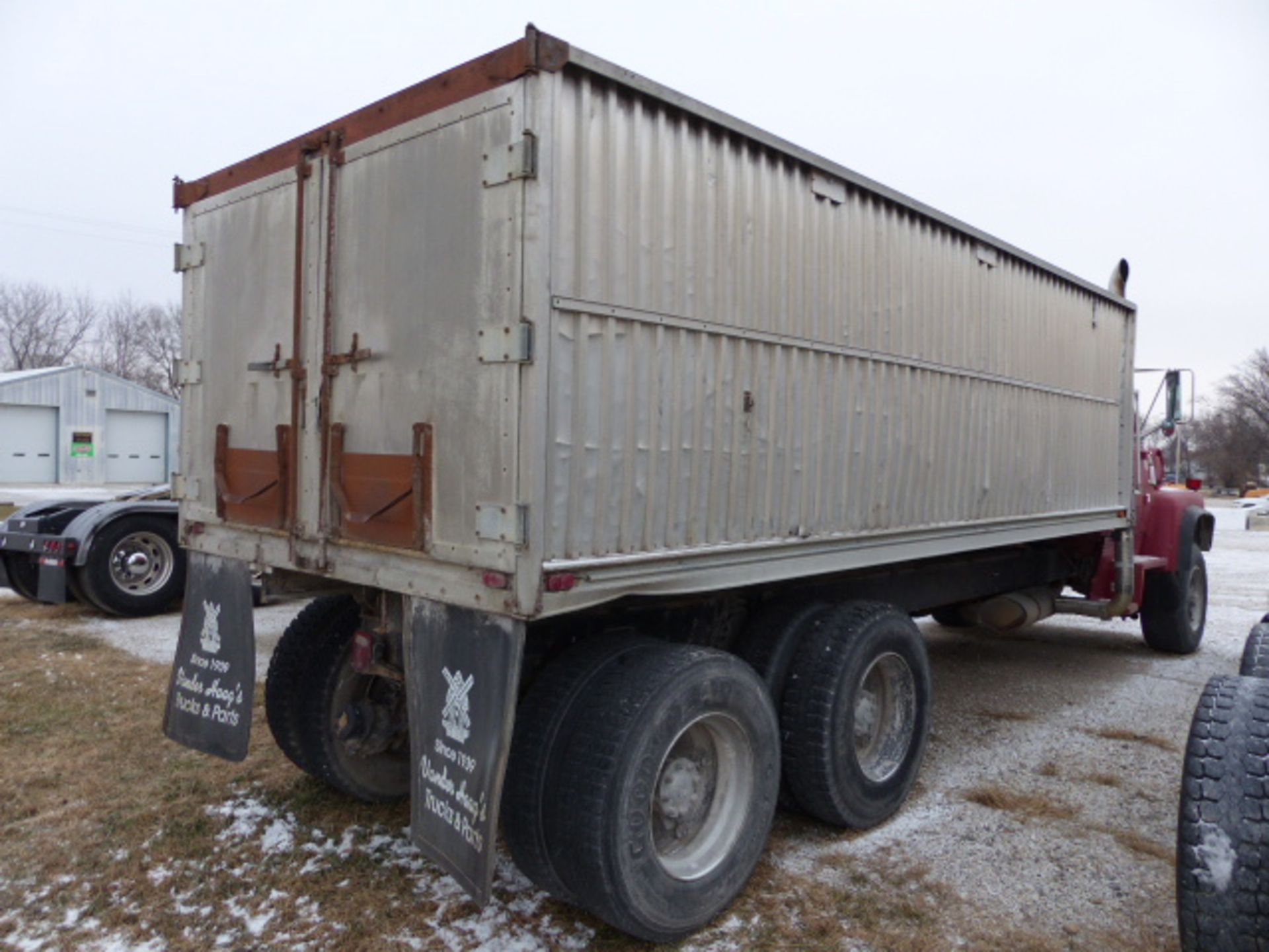 1987 Ford L9000 Truck w/ Grain box - Image 3 of 12