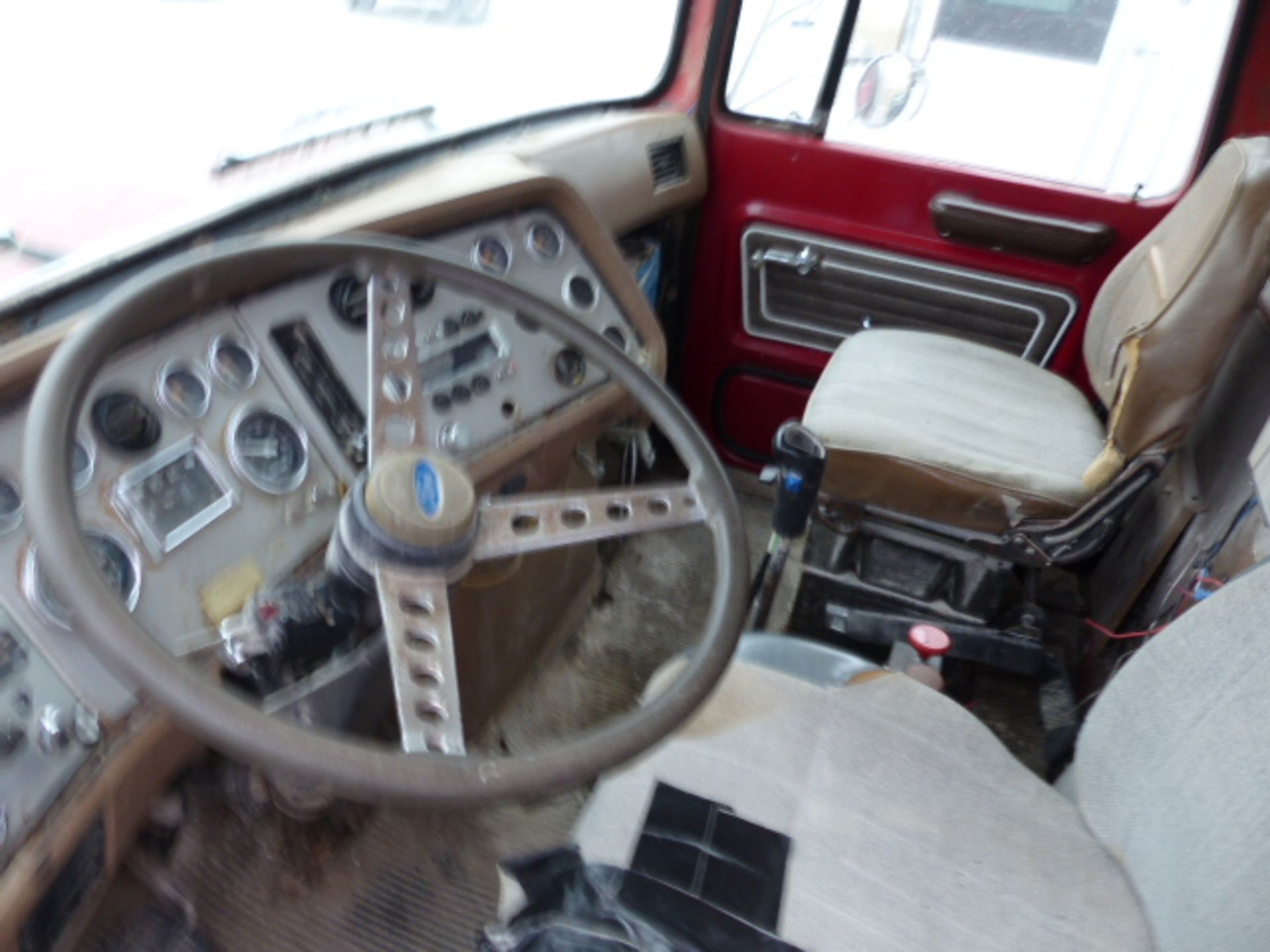 1987 Ford L9000 Truck w/ Grain box - Image 7 of 12