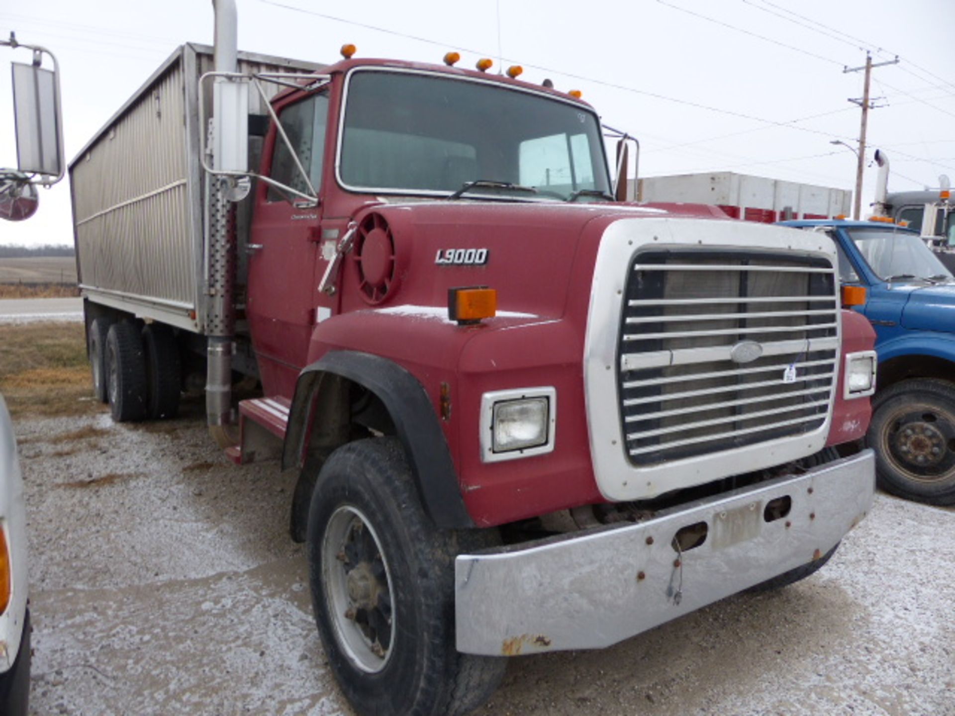 1987 Ford L9000 Truck w/ Grain box - Image 6 of 12