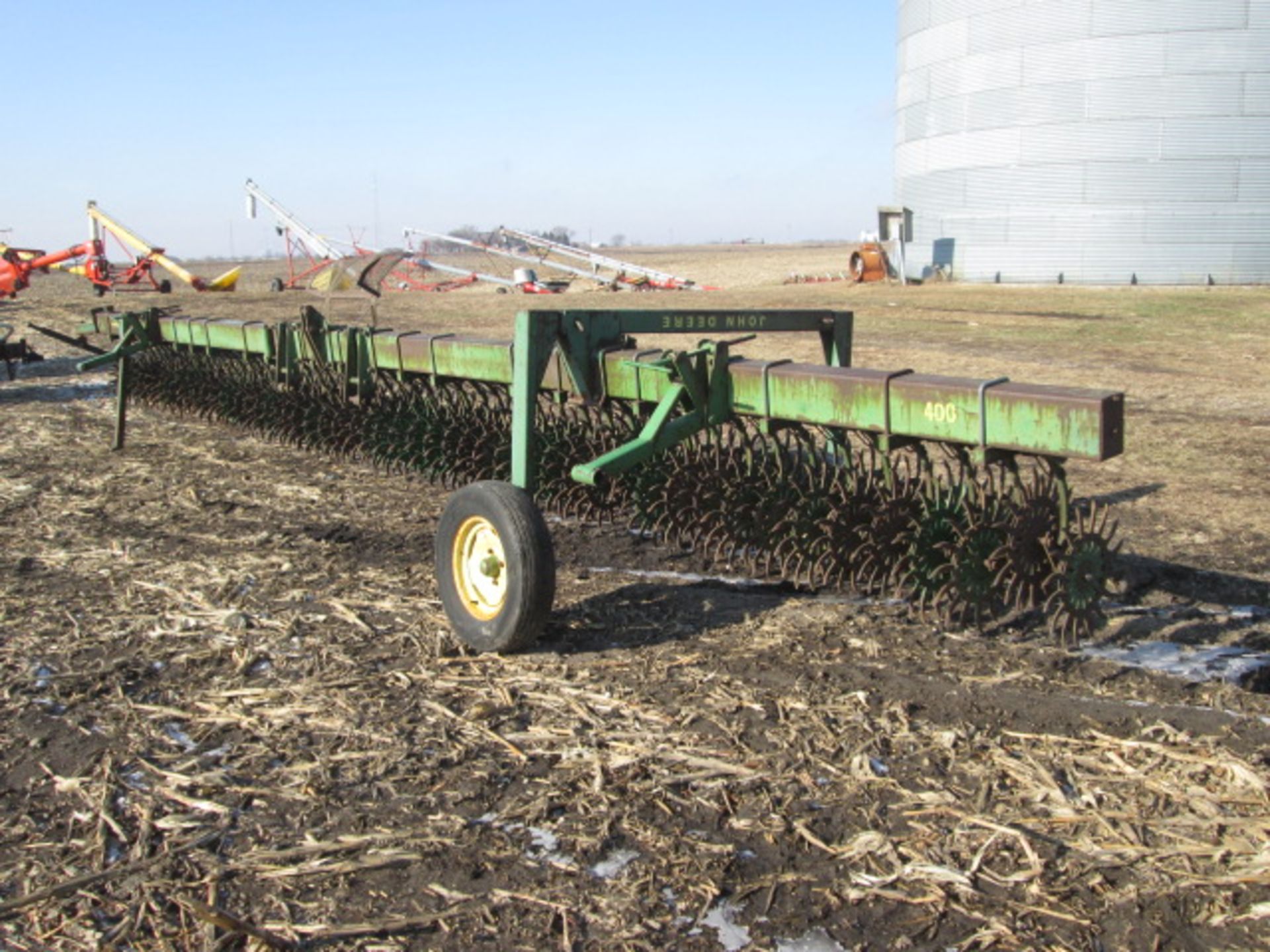 JD 400 30’ ROTARY HOE W/ TRANSPORT - Image 4 of 5