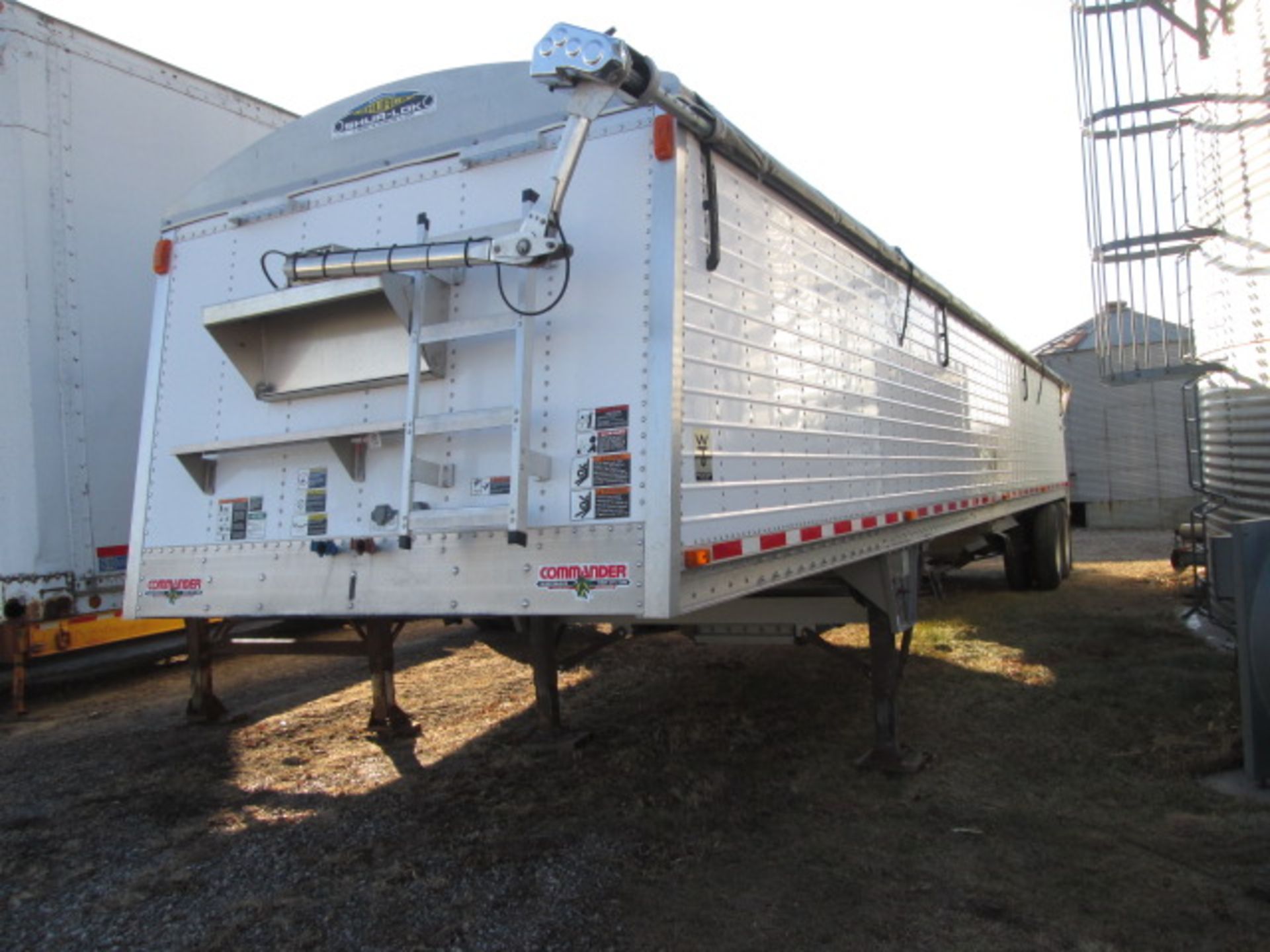 2005 WILSON 43’ ALLUMINUM HOPPER TRAILER,AG HOPPERS,ELECTRIC ROLL TARP, AIR RIDE - Image 2 of 11