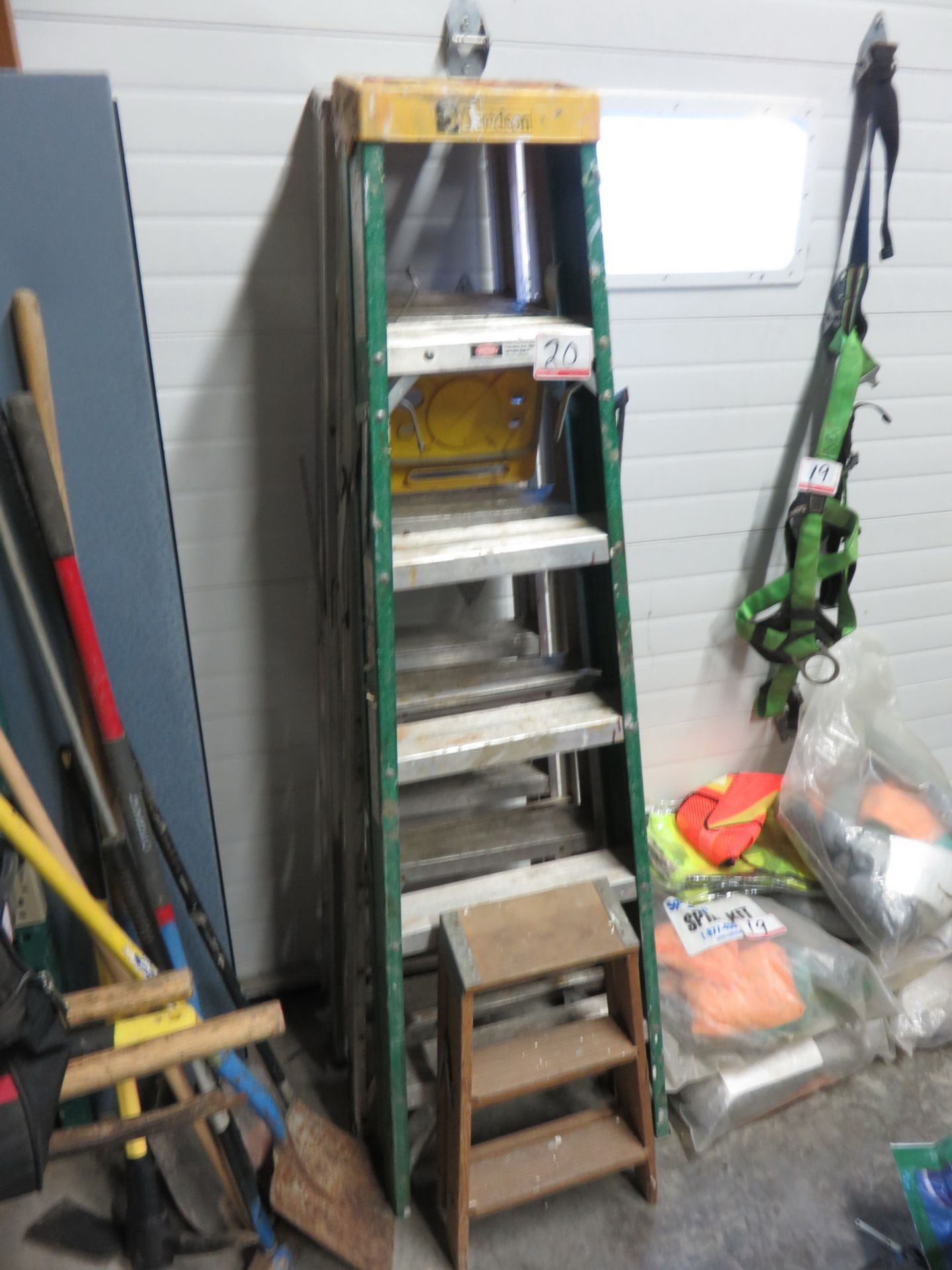 LOT - DAVIDSON + GENERAL ASSTD LADDERS (4 UNITS)