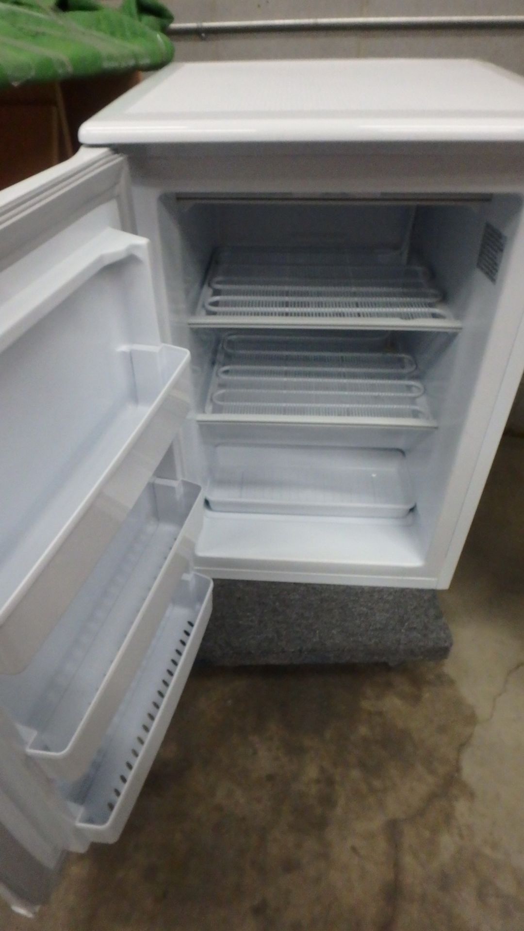 DANBY DUFM043A1WDD 4.3 CUFT WHITE BAR FRIDGE (PICKUP FROM WAREHOUSE 646 MAGNETIC DRIVE TORONTO)