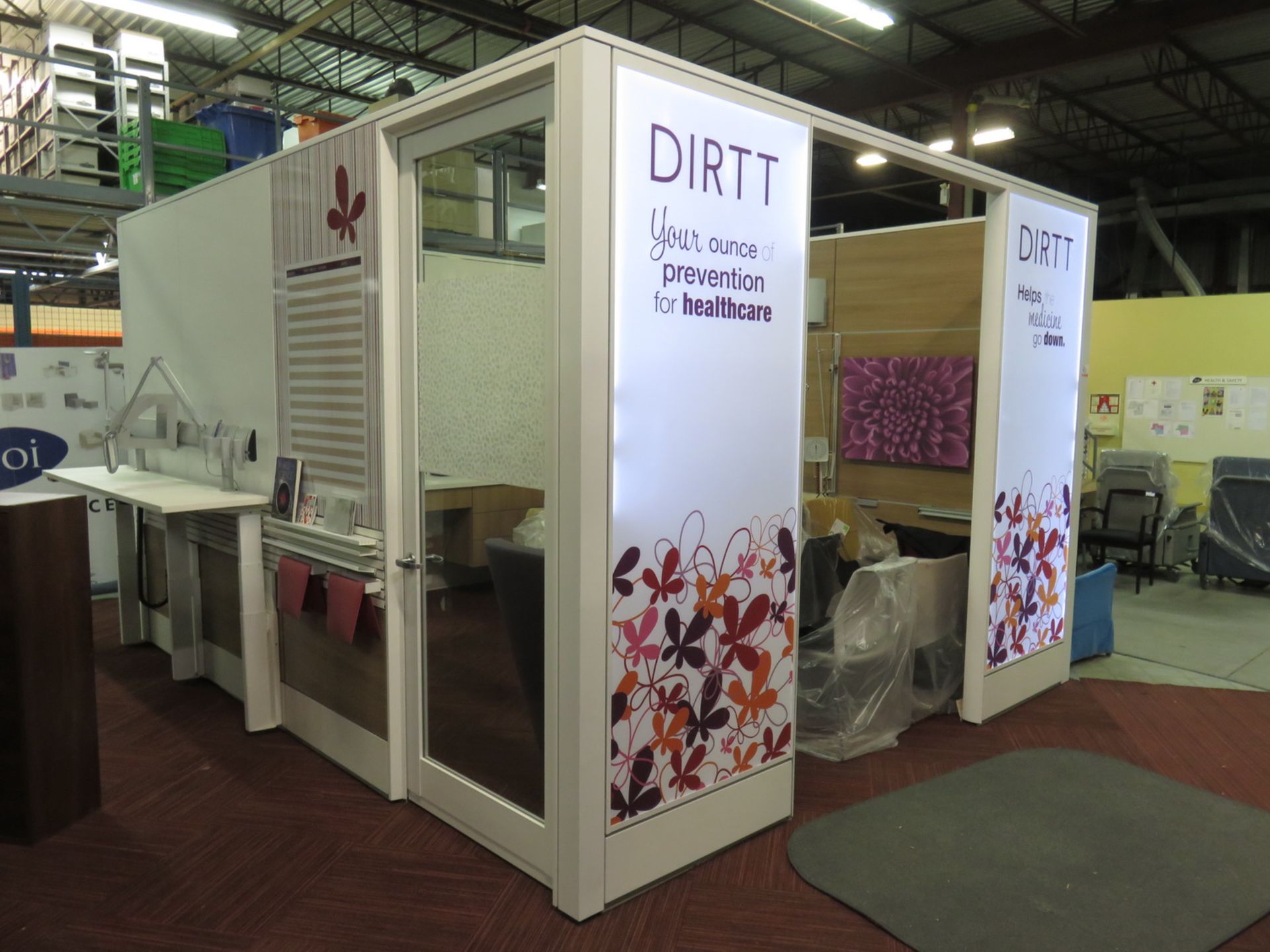 DIRTT (APPROX. 12' X 14.5' X 8.5’H) SINGLE ROOM GLASS, ALUMINUM & WOOD SHOW DISPLAY BOOTH C/W HEIGHT - Image 5 of 7