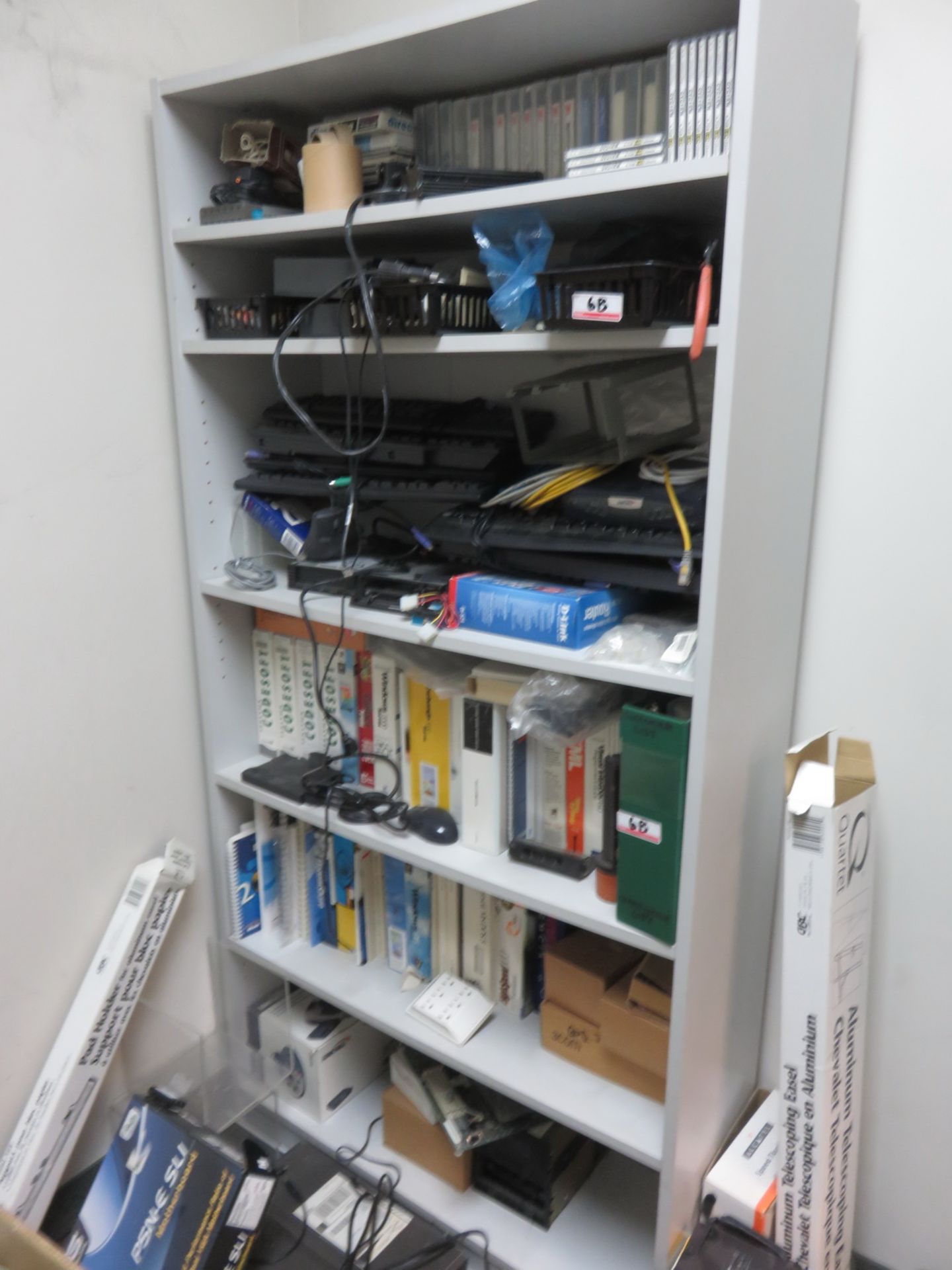 LOT - ASSORTED SOFTWARE & COMPUTER COMPONENTS (ON BOOKCASE & GROUND) (IN TELEPHONE ROOM) - Image 2 of 2