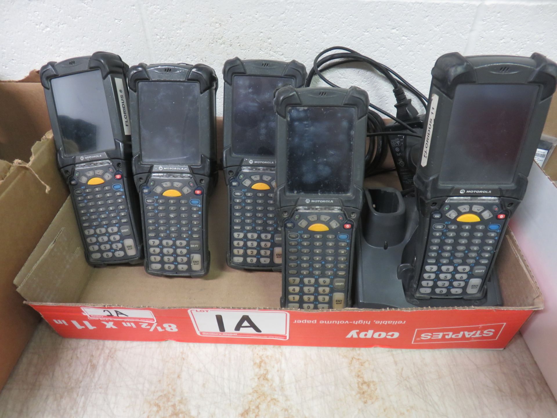 LOT - (5) MOTOROLA MC9090 MOBILE BAR CODE SCANNERS C/W (1) CHARGING STATION W/ POWER SUPPLY