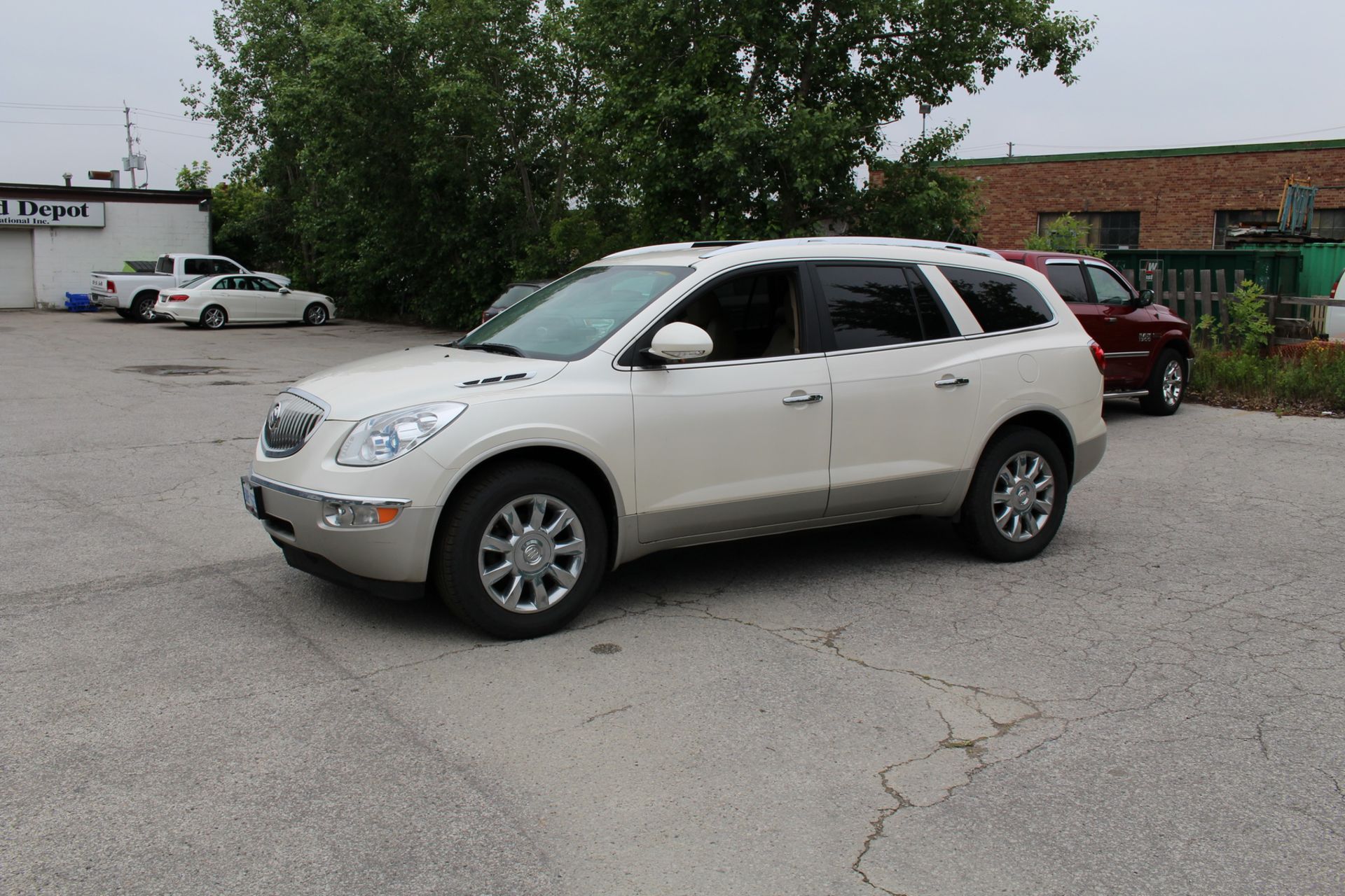 2011 BUICK MODEL ENCLAVE SUV W/ 3.6L V6 GAS ENGINE (APPROX. 218,000 KM), VIN 5GAKRCED2BJ397396 ( - Image 2 of 4