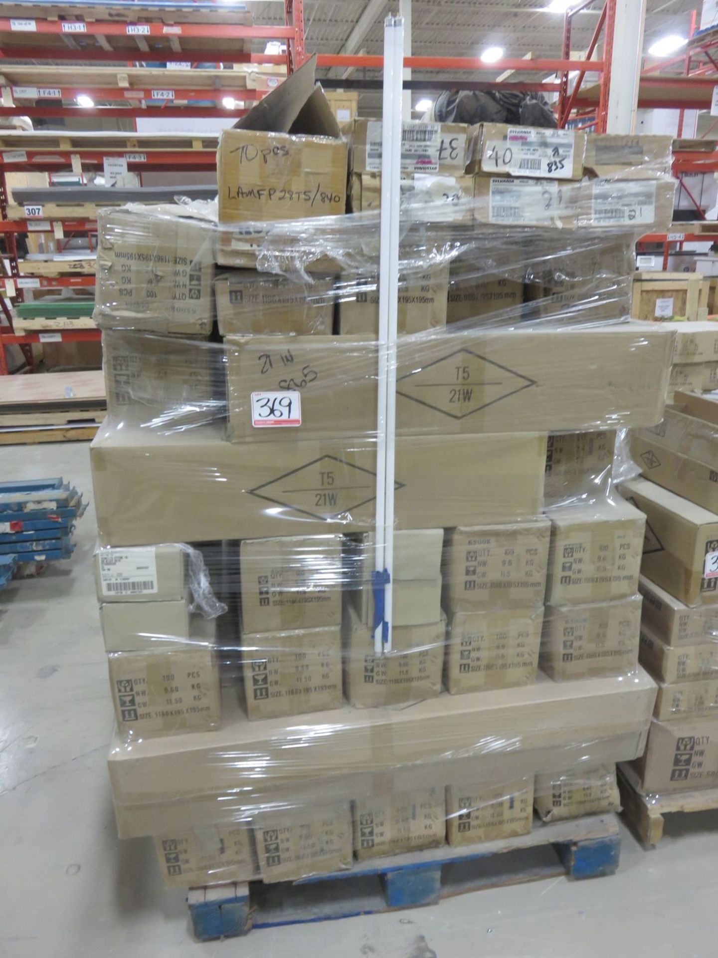 LOT - ASSORTED FLOURESCENT BULBS - (17 BOXES) #6500, (4 BOXES) PHILIPS MASTER TSL HE28W/865, &