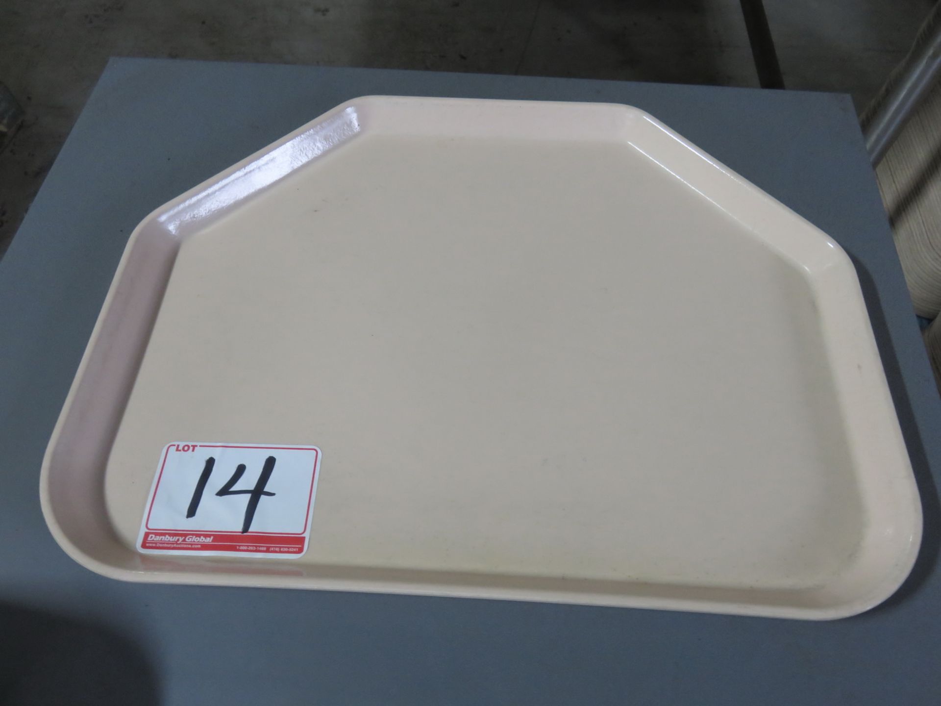 LOT - PINK APPROX 14 X 18" PLASTIC CAFETERIA TRAYS (140 UNITS)