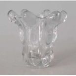 Art Vannes, France: Schwere Vase der 60er Jahre Farbloses Glas dickwandig gegossen und poliert,