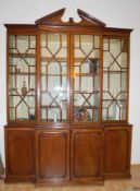 Breakfront Bookcase, George III, England, um 1800 Mahagoni furniert und massiv, der 3-teilige