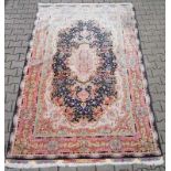 Seidenteppich Floral gemustert, guter Zustand ca. 400000 kn per Quadratmeter, 285 x 178 cm.