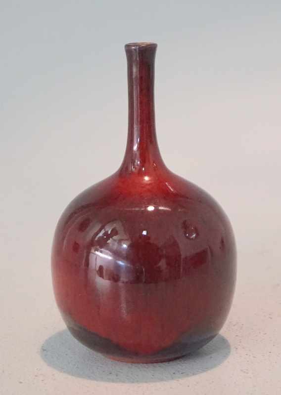 kleine Enghals-Vase mit Ochsenblutglasur Terracotta-farbener Scherben mit rot-schwärzlicher