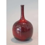 kleine Enghals-Vase mit Ochsenblutglasur Terracotta-farbener Scherben mit rot-schwärzlicher