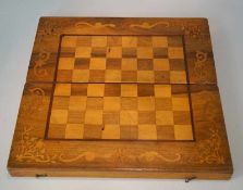 Schach-und Tric-Trac Kasten, Biedermeier, 19.Jhd. Nußbaum massiv und furniert, Intarsien aus