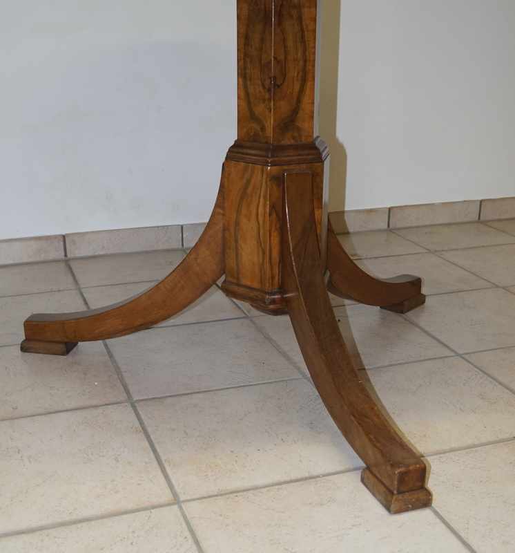 runder Tisch des Biedermeier, um 1830 Nußbaum massiv und furniert, die runde, zargenlose Platte - Image 2 of 2