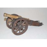 Modell-Kanone, 19.Jhd. Die Kanone aus heller Bronze, Lafette mit geschmiedeten Eisenbeschlägen aus
