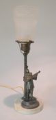 Laute Spielender Bajazzo als Tischlampe- Bronze Bronzeguss mit dunkelbrauner Patina auf weißem