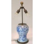 Antike chinesische Vase als Lampe, elektrifiziert Unterglasurblaue Deckelvase mit
