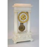 Empire-Portal-Uhr, Alabaster, bez. Bechot (Paris), Frankreich um 1820 Gehäuse aus hellem Alabaster