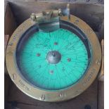 Englischer Handkompass, Anf. 20. Jhd. auf hölzernem Griff montierter Kompass mit poliertem