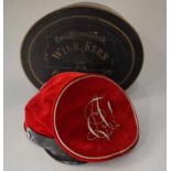 Mütze einer wohl Freiburger Studentenverbindung Mütze aus rotem Samt, der Zirkel aus Silberfäden
