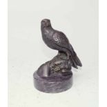 Falke auf einer Hand sitzend Bronze auf rundem Granitsockel, unsigniert 14 / 17,5cm.