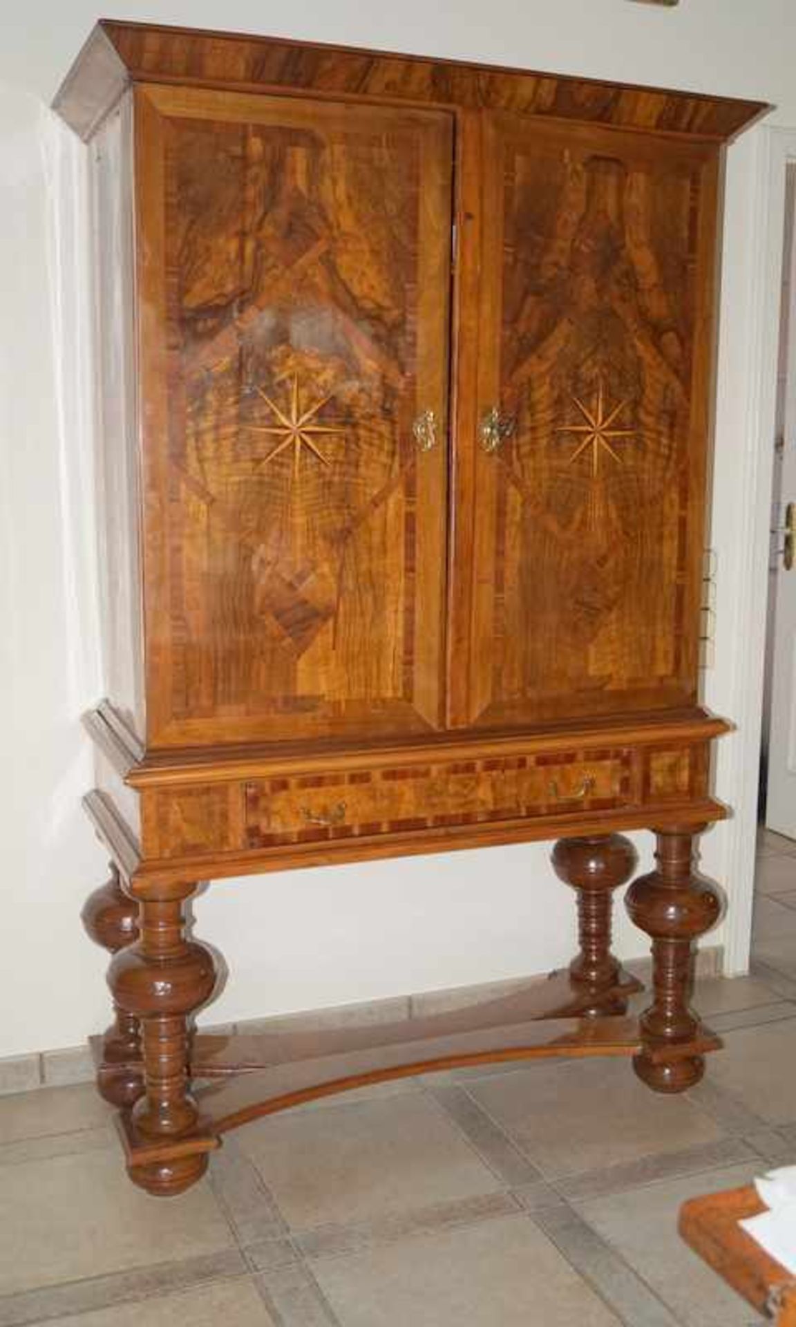 Kabinett-Schrank des Barock, um 1720 Nußbaum massiv und furniert, auf einem Gestell mit