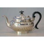 Viktorianische Teekanne Sheffield Silver Plated Ovalform, umlaufend Pfeifendekor, ebonisierter Griff