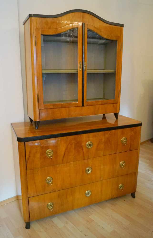 Biedermeier Kommode mit Vitrinenaufsatz, Österreich, um 1830 Kirschbaum auf Weichholz furniert