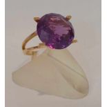 Cocktailring mit Amethyst Rotgoldschiene mit 2 cm großem Amethyst (ca. 15 Karat), Juwelier