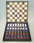 italienisches Schachspiel aus Alabaster Alabaster weiß-grau geädert und braun geädert, der Deckel