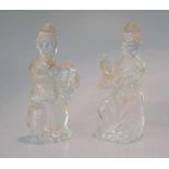 2 chinesische Figuren aus Bergkristall Vollplastisch gearbeitete Darstellungen sitzender Weiser,