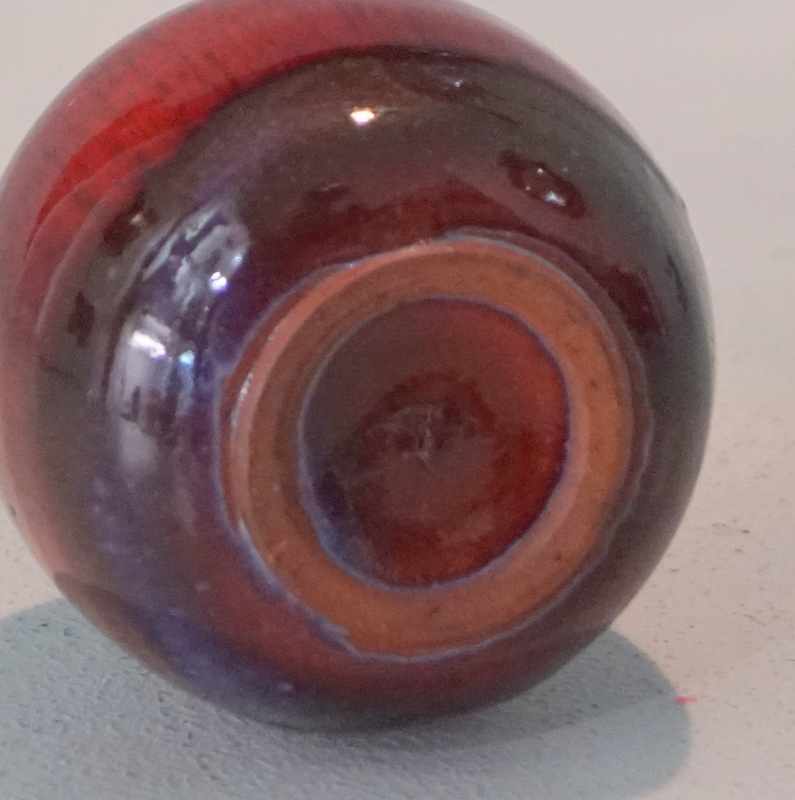 kleine Enghals-Vase mit Ochsenblutglasur Terracotta-farbener Scherben mit rot-schwärzlicher - Image 2 of 2