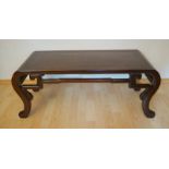 Chinesischer Couch-Tisch, Hartholz Palisanderart (?) massiv, hochwertig gearbeiteter Tisch, Höhe