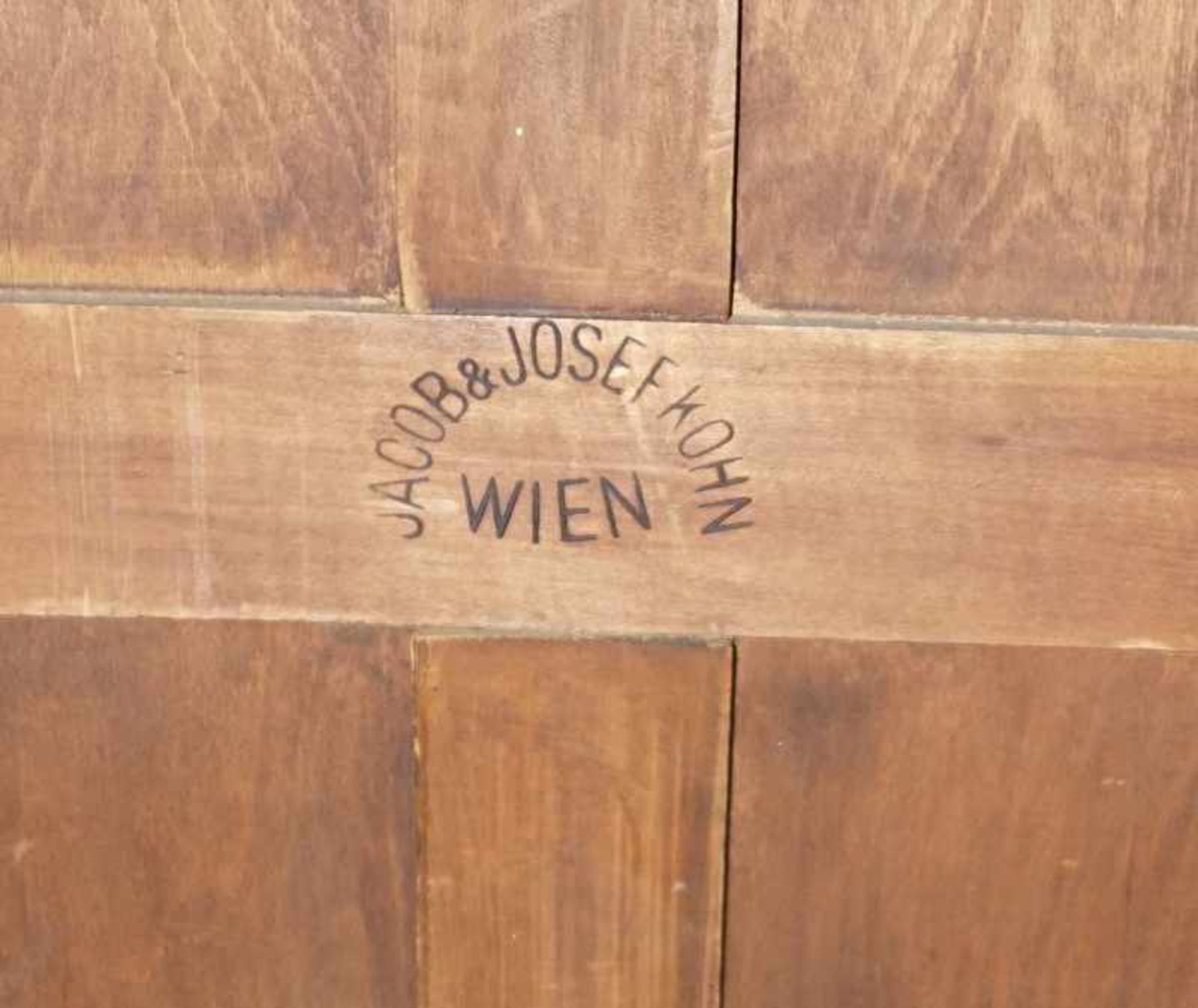 Kohn, Jacob&Josef (Wien): Seltener Historismus-Kleiderschrank, Wien um 1890 Buche auf Nussbaum - Image 3 of 3