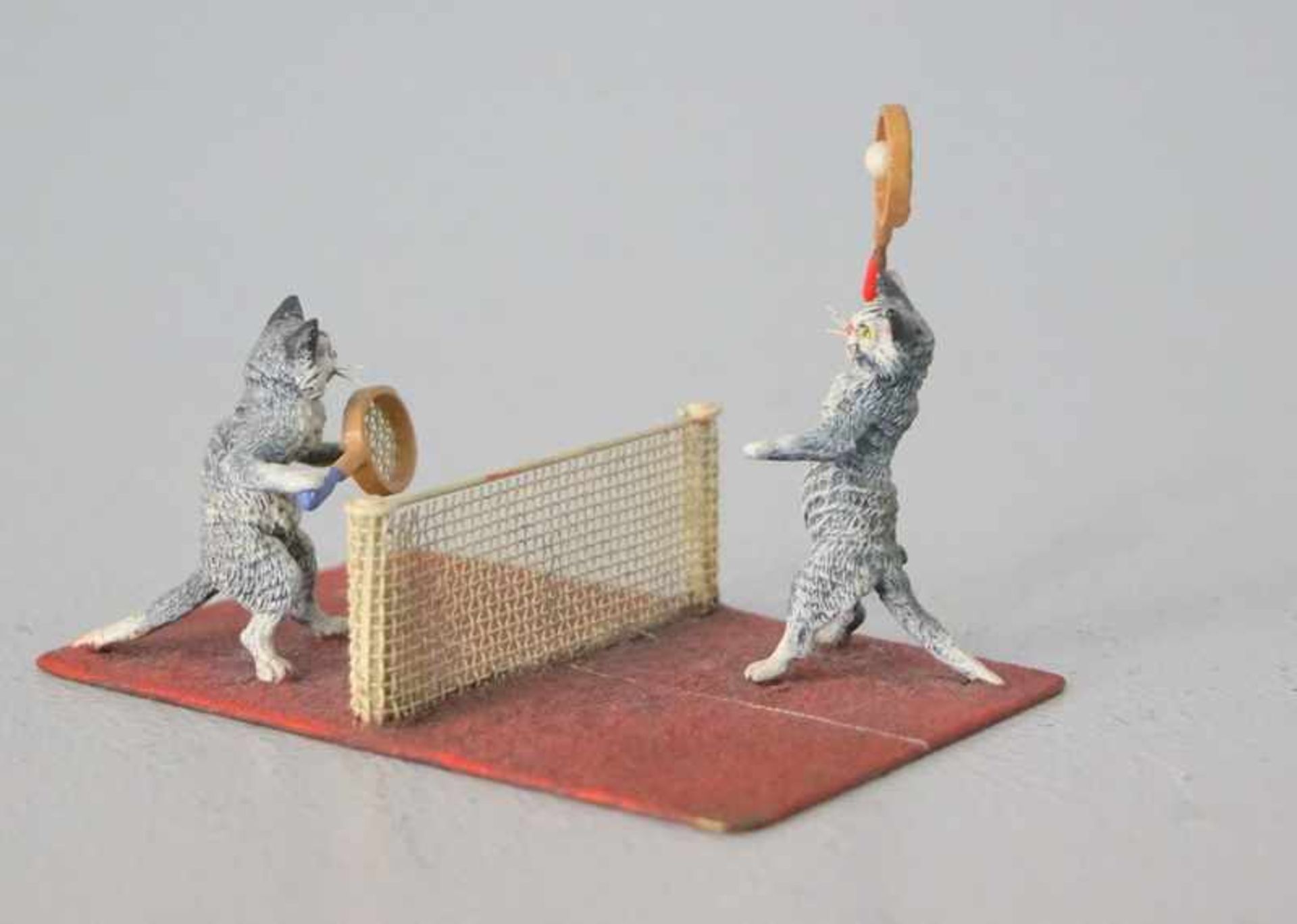2 Katzen beim Tennis Wiener Bronze kaltbemalt, ohne erkennbare Herstellerbezeichnung, bez. "