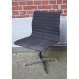Eames, Charles und Ray: 4 EA 109 Alu-Chairs, Hopsack schwarz Gestelle aus Aluminium, auf der