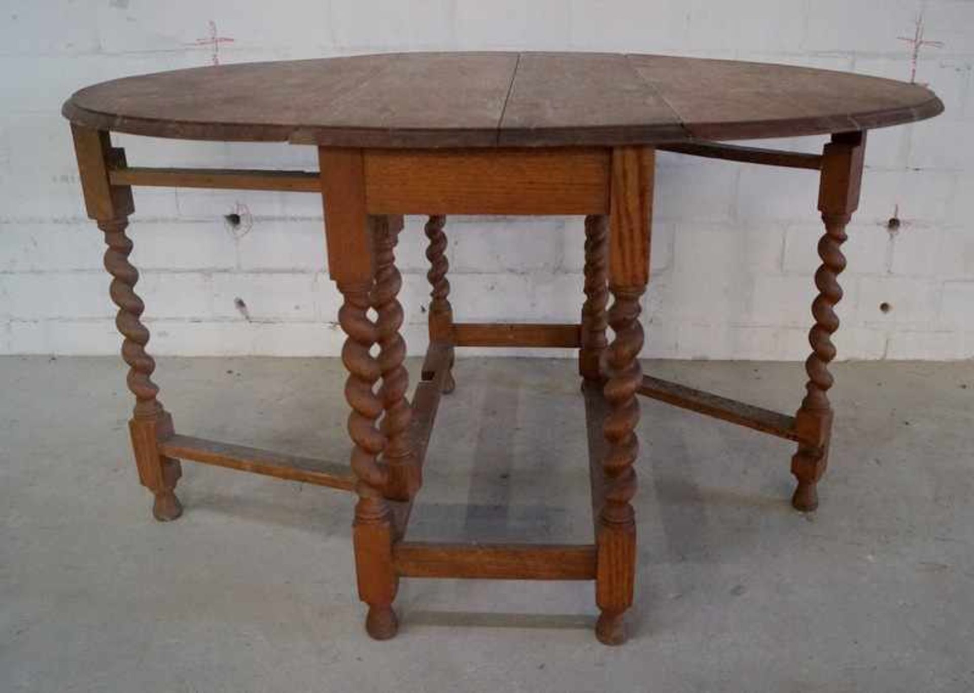 Großer Gate-Leg-Table, England, 19. Jhd. Eiche massiv, leicht restaurierungsbedürftig, Höhe 73cm, - Image 2 of 3