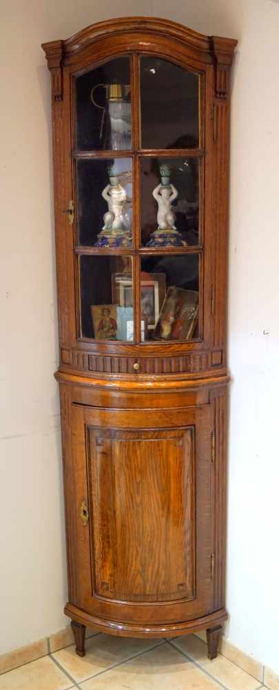 kleiner Eck-Vitrinenschrank des Louis Seize , um 1790 Eiche massiv, zierlicher Eckschrank mit