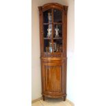 kleiner Eck-Vitrinenschrank des Louis Seize , um 1790 Eiche massiv, zierlicher Eckschrank mit