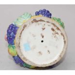 Schleiss Gmunden: Kakadu auf Früchtekorb Gmunden um 1930, Keramik, farbig staffiert, Unterseite