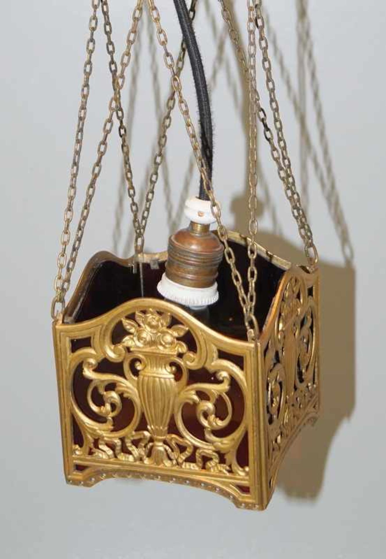 kleine Deckenlampe im Biedermeier-Stil, um 1900 Messing vergoldet, innen granatrotes Glas, die